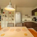 Cozy Semi-central With Free Parking And Workspace Apartmán
