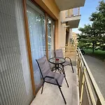 Cozy Semi-central With Free Parking And Workspace Apartmán