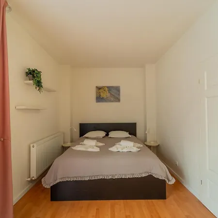 شقة Cozy Semi-central With Free Parking And Workspace *