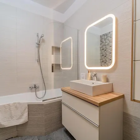 Apartment Cozy Semi-central With Free Parking And Workspace