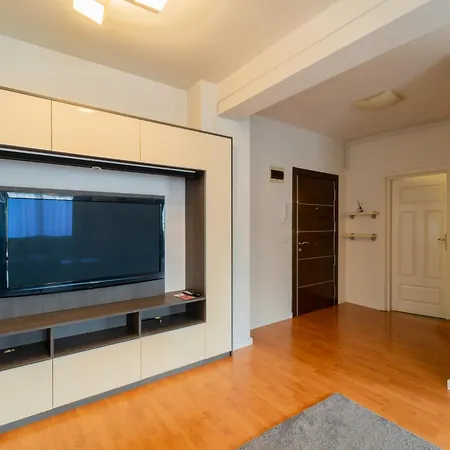 Cozy Semi-central With Free Parking And Workspace Daire Kaloşvar