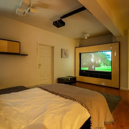 Cozy Semi-central With Free Parking And Workspace شقة