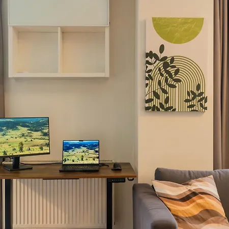 Cozy Semi-central With Free Parking And Workspace شقة *