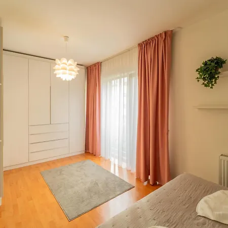 Cozy Semi-central With Free Parking And Workspace Apartment *