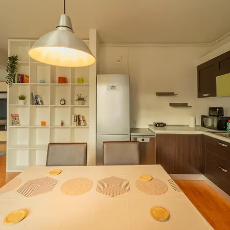 Cozy Semi-central With Free Parking And Workspace شقة