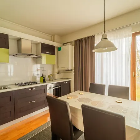 Cozy Semi-central With Free Parking And Workspace