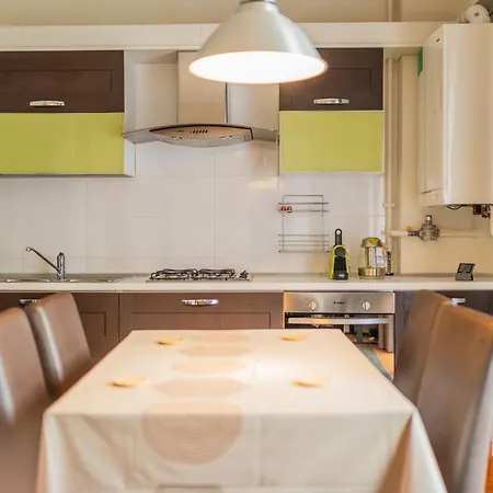 Cozy Semi-central With Free Parking And Workspace Kaloşvar