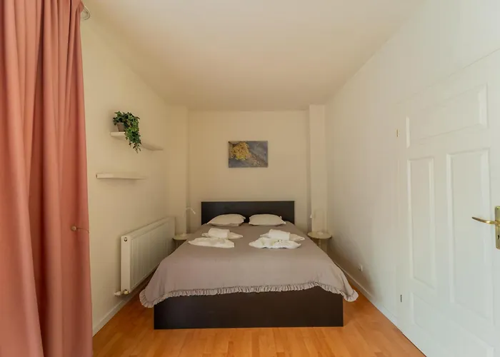 Apartament Cozy Semi-central With Free Parking And Workspace *