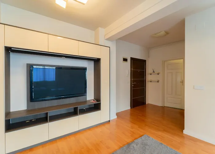 Cozy Semi-central With Free Parking And Workspace Daire Kaloşvar