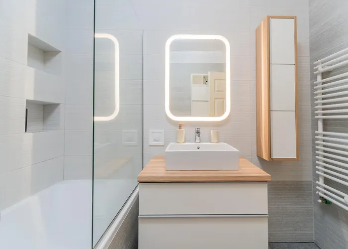 Cozy Semi-central With Free Parking And Workspace *