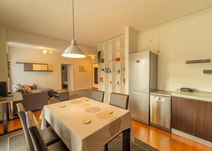 Daire Cozy Semi-central With Free Parking And Workspace Kaloşvar