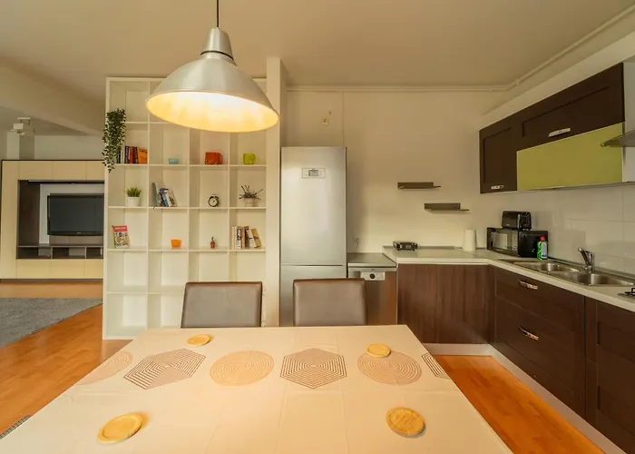 Cozy Semi-central With Free Parking And Workspace Apartament